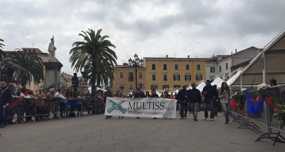 La Cavalcata Sarda si apre con la protesta pacifica dei lavoratori Multiss che rischiano il posto