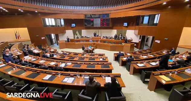 Bagarre in Consiglio regionale. Pais: “Stiamo dando un pessimo esempio”