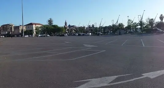 Parcheggi a pagamento nel Piazzale della Pace: stalli vuoti, divampano le polemiche