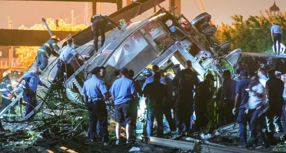 Tragedia a Philadelphia. Il treno deragliato colpito da proiettili? Indaga l'FBI