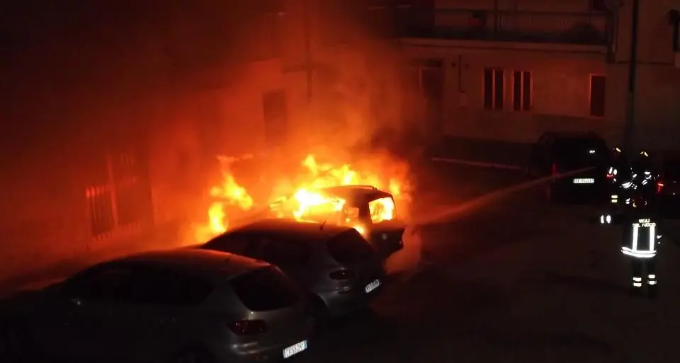 Raid incendiario nella notte: 7 auto bruciate