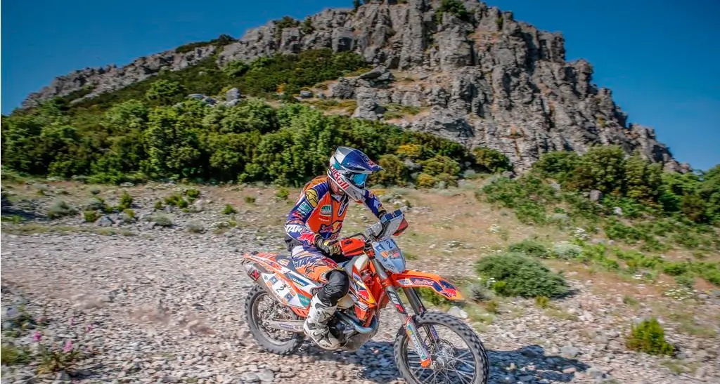 Anche il campione Carlos Checa tra i piloti che gareggeranno lungo le strade selvagge della Sardegna