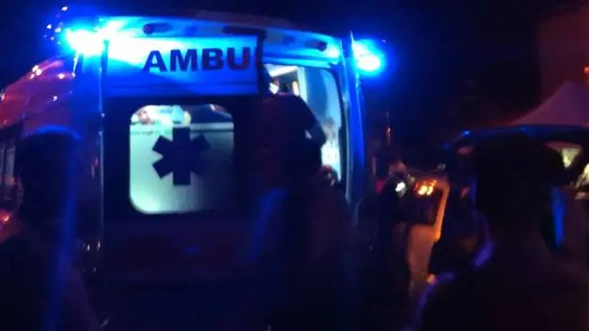 Incendio in una palazzina a Cagliari: grave un uomo privo di sensi, in codice rosso una donna