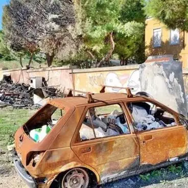 Cagliari. Nel campo sterrato di via Is Mirrionis una discarica a cielo aperto