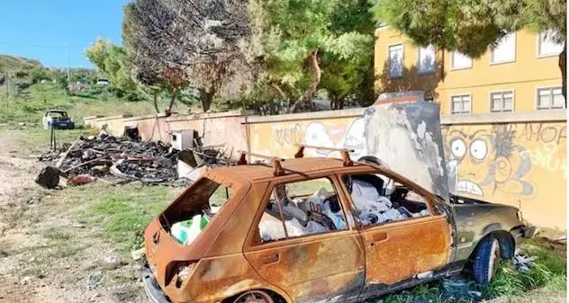 Cagliari. Nel campo sterrato di via Is Mirrionis una discarica a cielo aperto