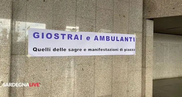 Giostrai e ambulanti davanti al palazzo del Consiglio regionale: “Siamo alla frutta. Fateci lavorare”