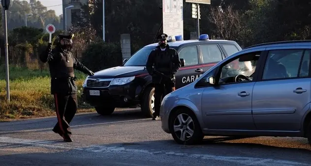 Si appropria di un'auto parcheggiata nell'officina del figlio, 68enne nei guai