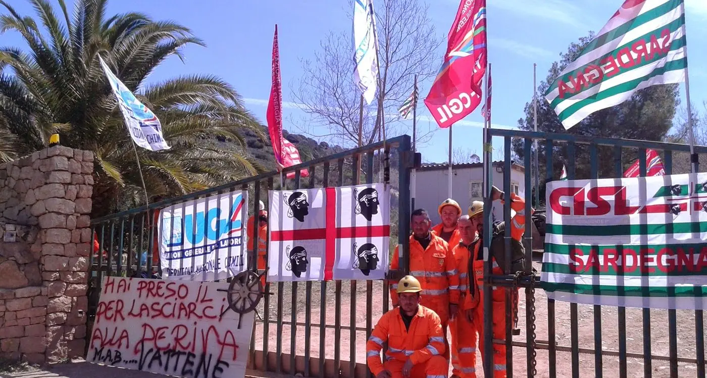 Pigliaru visita gli operai della miniera di bauxite