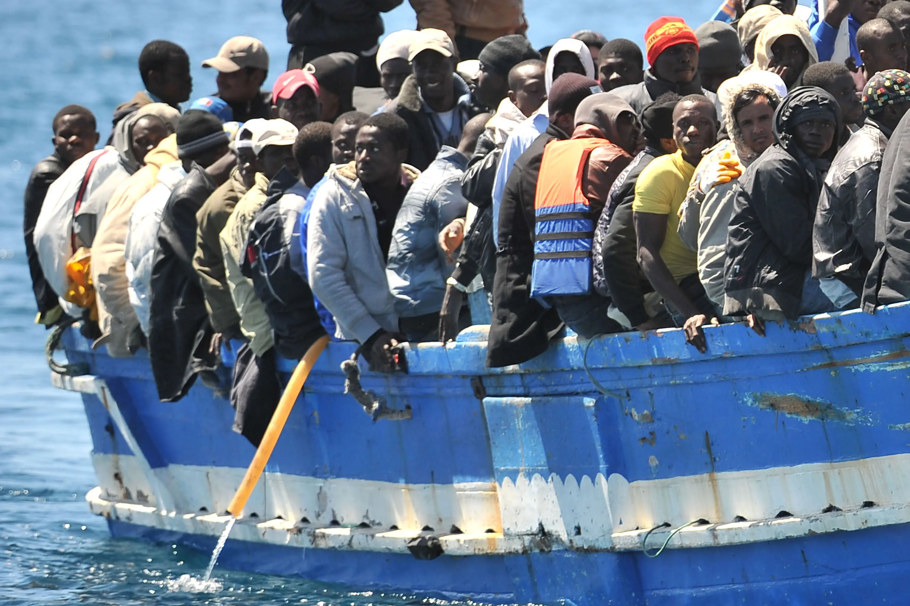 Un barcone di migranti\\n ANSA / ETTORE FERRARI