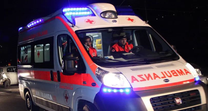Scontro fra auto nel centro abitato: un morto