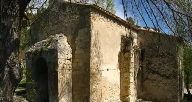 Mores. Un teschio affiora dal terreno. Mistero sulla sua provenienza