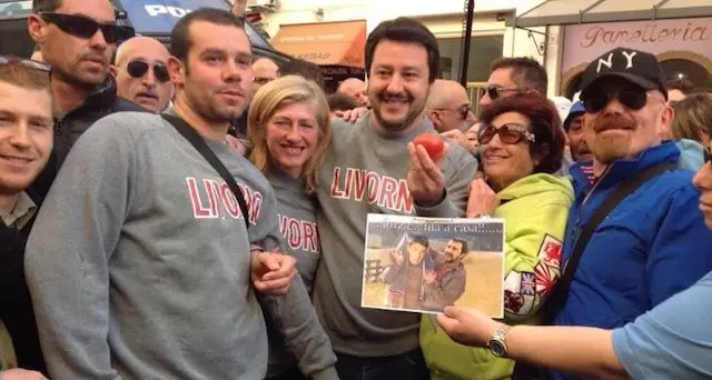 Livorno. Contestatori lanciano uova e pomodori contro Salvini: \"Sfigati\"