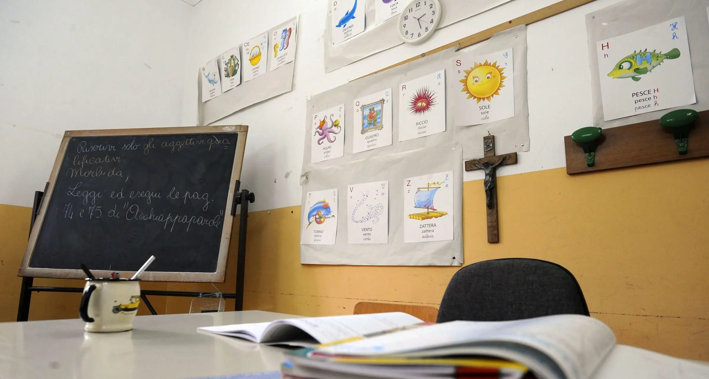 Niente benedizione a scuola. Il preside impone lo stop al parroco per rispetto ai musulmani