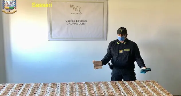 Sbarca a Olbia con 56mila euro in contanti, scattano denuncia e sequestro