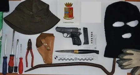 Trovati con passamontagna e pistola: due persone fermate prima del colpo