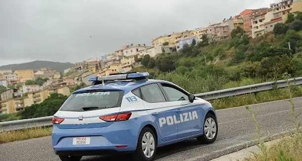 Le punta una pistola alla testa e le ruba l'auto: fermato un 45enne