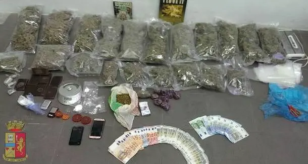 Hashish, marijuana e cocaina in casa: arrestati due cugini per spaccio