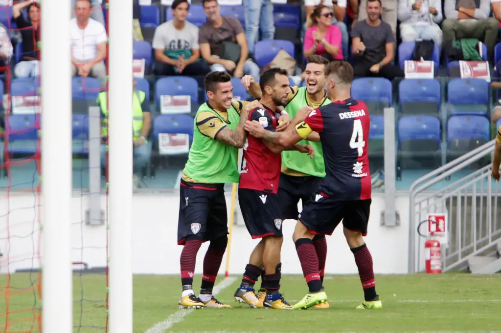 CAGLIARI, ITALY - SEPTEMBER 10:  Marco Sau of Cagliari celebrates his goal with team-mates   during the Serie A match between Cagliari Calcio and FC Crotone at Stadio Sant\\'Elia on September 10, 2017 in Cagliari, Italy.  (Photo by Enrico Locci/Getty Images)