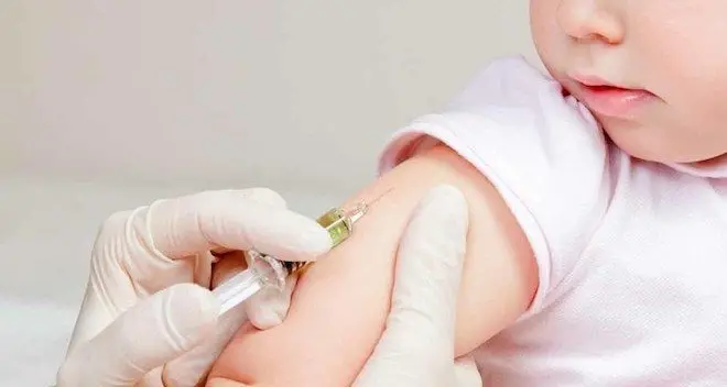 Il messaggio del sindaco di Porto Torres: \"Care mamme non siate precipitose nelle vaccinazioni\". Scoppia la polemica