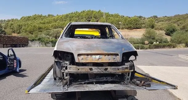 Auto prende fuoco sulla 131 Dcn: traffico bloccato per un'ora