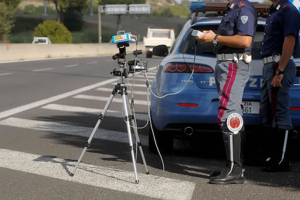 17/09/2009 ROMA, LA POLIZIA STRADALE EFFETTUA CONTROLLI DELLA VELOCITA\\' CON IL SISTEMA AUTOVELOX MOBILE