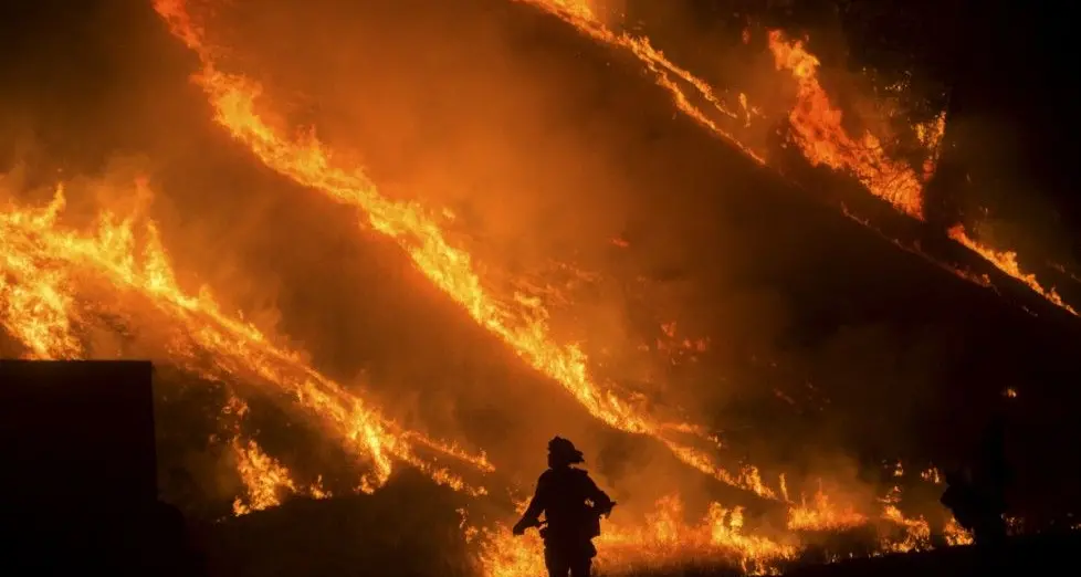 Notte di fuoco a Sant'Antioco, evacuate 200 persone