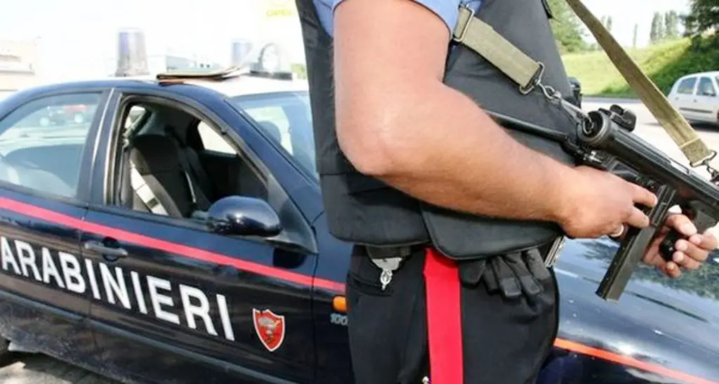 Uomo incappucciato e armato si aggira tra la folla durante i festeggiamenti di Nostra signora del Carmelo