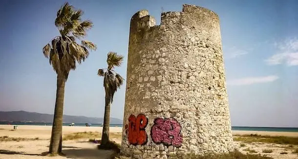 Imbrattata a torre spagnola della spiaggia del Poetto. In sindaco Zedda: \"Si tratta solo di qualche idiota che ha provato a rovinare uno dei simboli di Cagliari\"