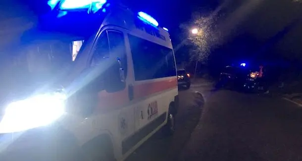 Paura ad Aritzo: donna investita da un'auto lungo la via principale del paese