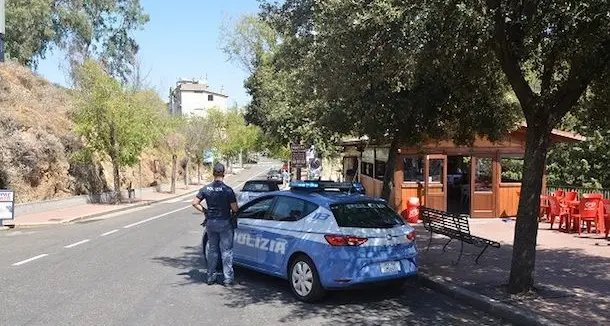 In otto aggrediscono un 33enne e gli rubano l'auto: la Polizia ferma padre e figlio