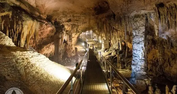 Turista spagnolo stacca una stalattite di circa 10 centimetri nella Grotta del Fico