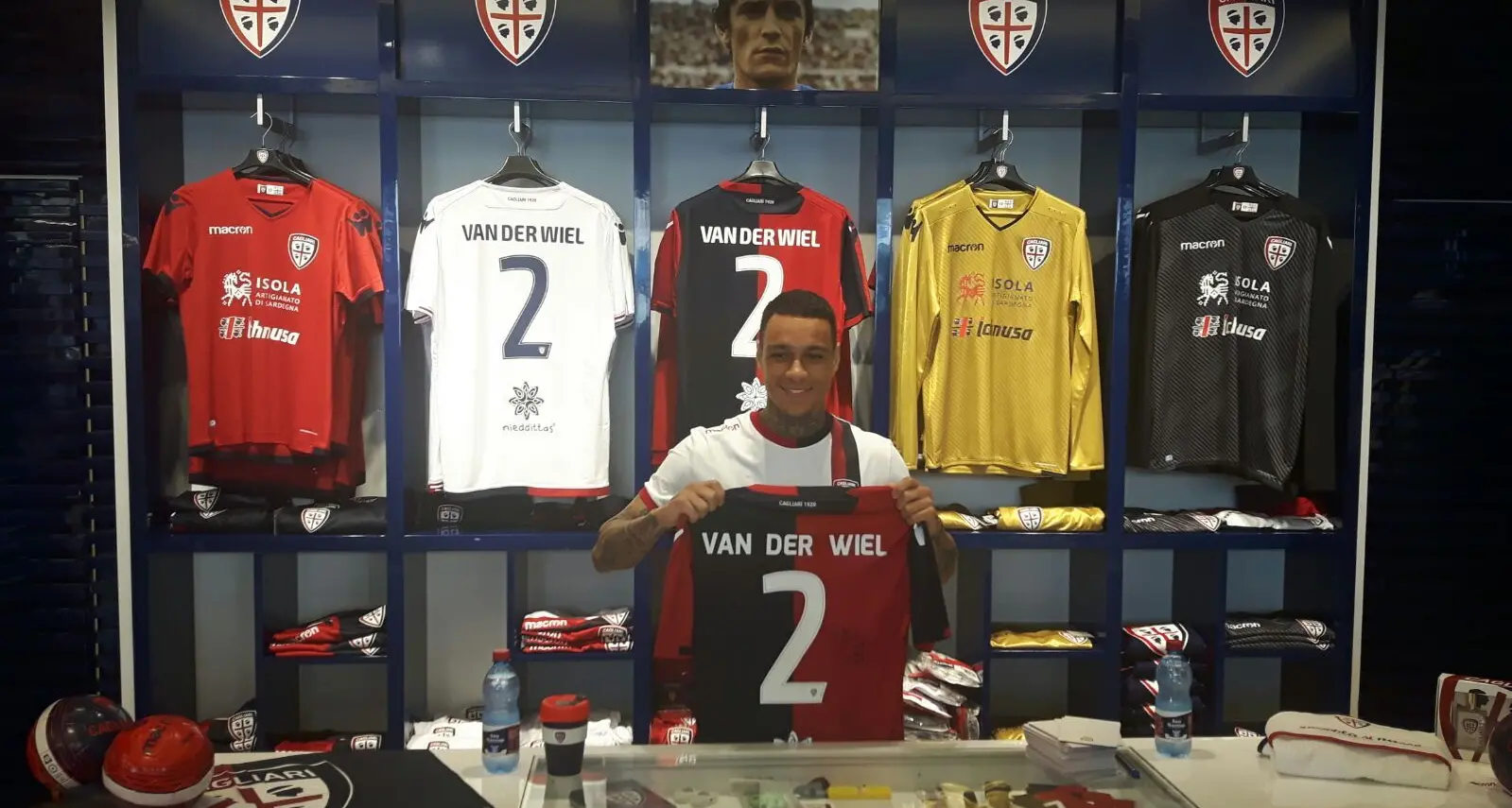 Van der Wiel: “A Cagliari voglio ritrovare la gioia di giocare a calcio”