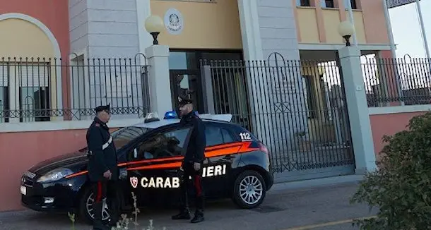 Danneggia auto in sosta e aggredisce i carabinieri: arrestato 32enne