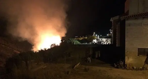 Incendio lambisce l'abitato: paura a Usini. I VIDEO