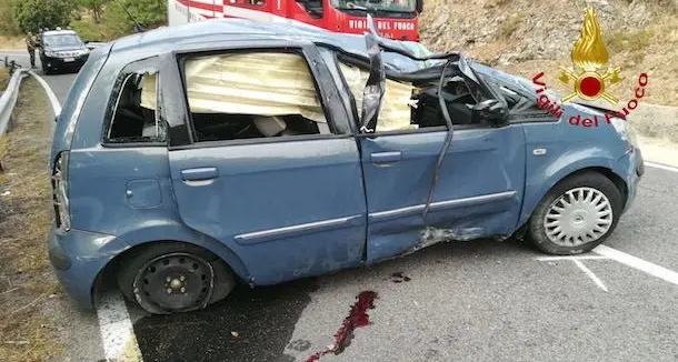 Auto si ribalta sulla SS 389: gravi due 20enni di Fonni