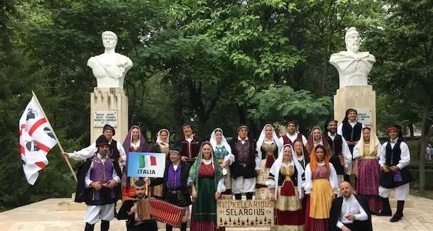 Il Gruppo folk Kellarious di Selargius in Romania per il Festival del folklore \"Hora mare\"