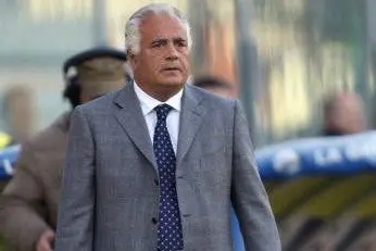 REGGIO CALABRIA, ITALY - OCTOBER 31: Marco Cari coach of Salernitana Calcio looks on during Serie B match played between Reggina Calcio and Salernitana Calcio at Stadio Oreste Granillo on October 31, 2009 in Reggio Calabria, Italy.  (Photo by Maurizio Lagana/Getty Images)