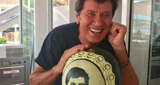 Il ritratto di Gianni Morandi su un'anguria: omaggio al cantante da parte di un artista sassarese