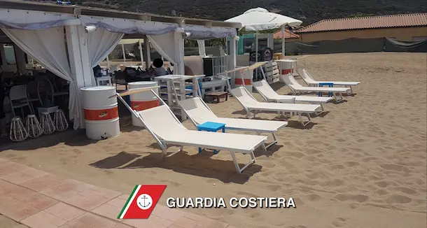 Si \"allarga\" sulla spiaggia libera: sequestrati lettini e tavoli