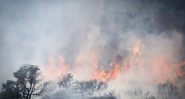 Incendio ad Arbus: detenuti evacuati dalla colonia penale di Is Arenas trascorrono la notte in spiaggia