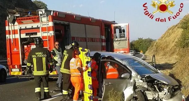 Auto esce di strada: tre i feriti
