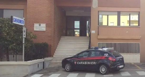 Perseguita la ex compagna e per vendetta dà fuoco quattro auto