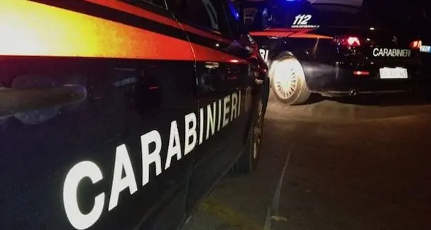 Banditi armati speronano e investono Carabinieri con un furgone