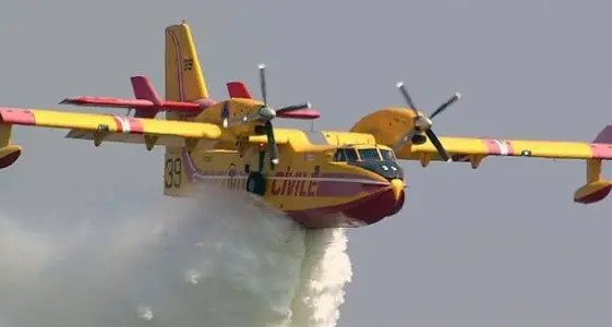 \"Solo in Sardegna l'acqua di mare piove dal cielo\". La lotta agli incendi vista da Michele d'Amore