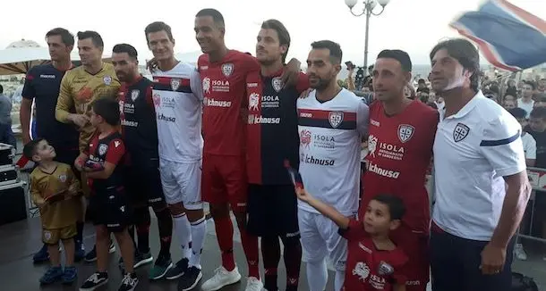 Cagliari calcio, presentate le maglie per la nuova stagione