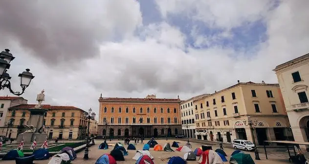 “Tende in piazza” anche oggi a Sassari. La protesta continua