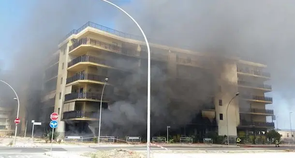 Palazzo in fiamme, appartamenti evacuati: scatta la vigilanza anti-sciacalli