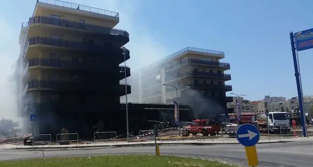 Spento l'incendio divampato in un palazzo di via Vittorio Emanuele: ora la conta dei danni