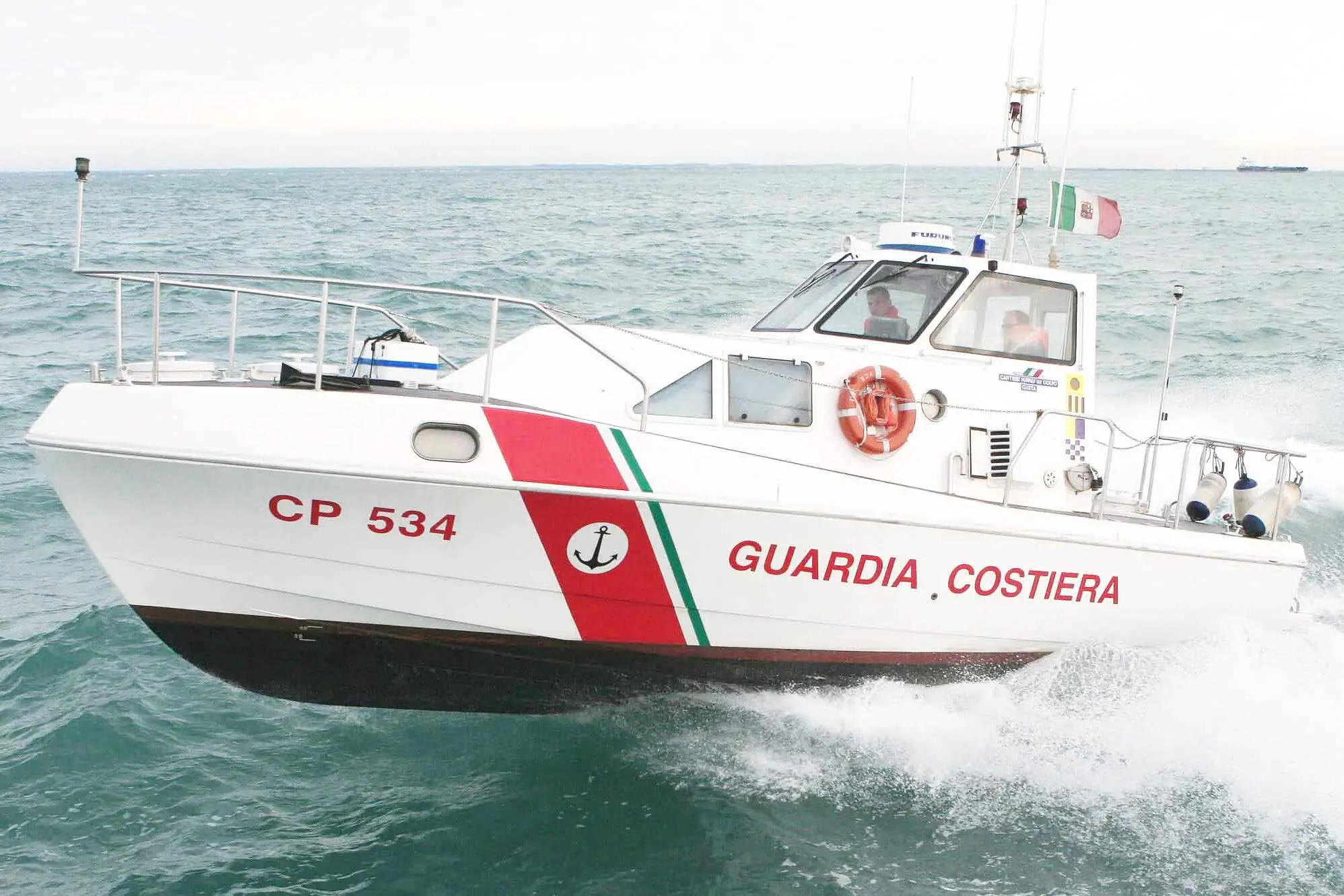 GUARDIA COSTIERA-CAPITANERIA DI PORTO DI ROMA\\rRIPRESE IN MARE APERTO DELLE MOTOVEDETTE DI STANZA A FIUMICINO A SUPPORTO DEL PATTUGLIATORE CP906 \"CORSI\" NAVE UTILIZZATA PER LA SORVEGLIANZA DELLE COSTE DEL TERRITORIO NAZIONALE. ALCUNI MOMENTI A BORDO E USCITA DAL COMANDO DELLA CAPITANERIA DI PORTO DI ROMA FIUMICINO