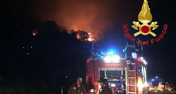 Incendio a Budoni: sono proseguite per tutta la notte le operazioni di spegnimento